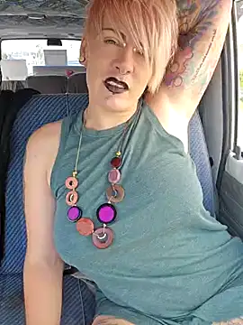 Snapshot of PinkTheHawk chatting on 01/24/25, 09:58 PinkTheHawk online show from 01/24/25, 09:58