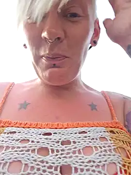 Snapshot of PinkTheHawk chatting on 02/28/25, 07:05 PinkTheHawk online show from 02/28/25, 07:05