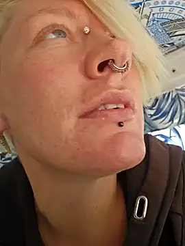 Snapshot of PinkTheHawk chatting on 03/14/25, 11:43 PinkTheHawk online show from 03/14/25, 11:43