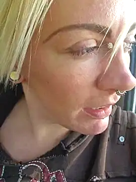 Snapshot of PinkTheHawk chatting on 03/21/25, 01:13 PinkTheHawk online show from 03/21/25, 01:13