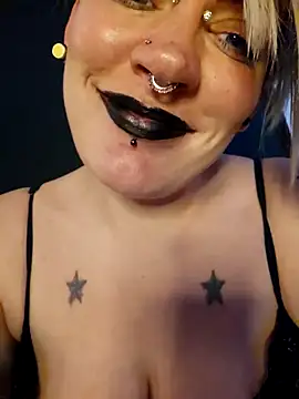 Snapshot of PinkTheHawk chatting on 09/13/25, 09:09 PinkTheHawk online show from 09/13/25, 09:09