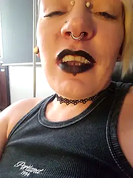 Snapshot of PinkTheHawk chatting on 09/18/25, 01:18 PinkTheHawk online show from 09/18/25, 01:18