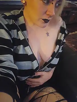 Snapshot of PinkTheHawk chatting on 10/16/25, 09:32 PinkTheHawk online show from 10/16/25, 09:32