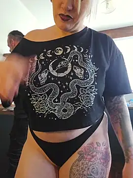 Snapshot of PinkTheHawk chatting on 10/19/25, 03:29 PinkTheHawk online show from 10/19/25, 03:29