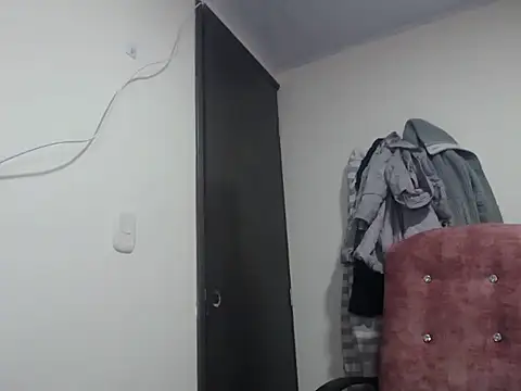 Snapshot of Mia_davis01 chatting on 12/20/25, 04:52 Mia davis01 online show from 12/20/25, 04:52