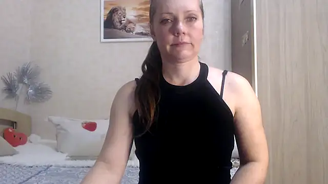 Snapshot of SheLion chatting on 12/14/24, 04:31 SheLion online show from 12/14/24, 04:31