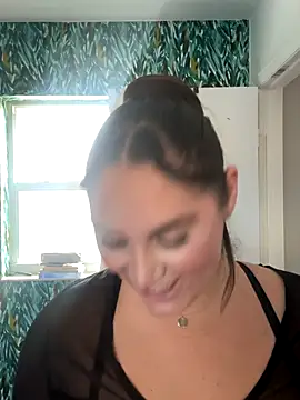 Snapshot of lovely_beast chatting on 10/23/25, 04:17 lovely beast online show from 10/23/25, 04:17