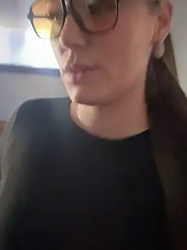 Snapshot of lovely_beast chatting on 12/05/25, 06:15 lovely beast online show from 12/05/25, 06:15