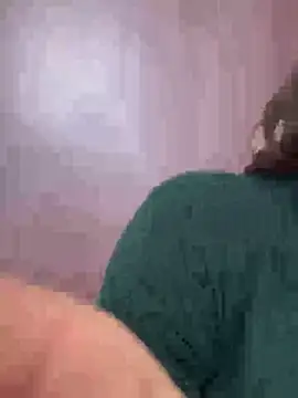 Snapshot of lovely_beast chatting on 12/18/25, 05:41 lovely beast online show from 12/18/25, 05:41