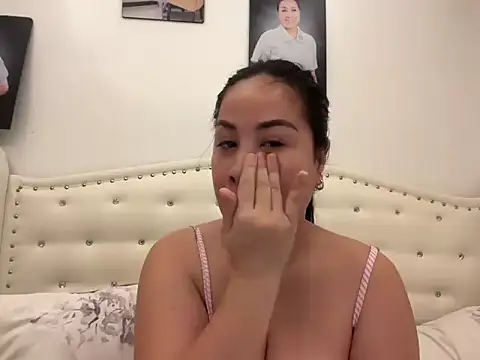 Snapshot of Tightwetholesxx chatting on 03/11/26, 01:11 Tightwetholesxx online show from 03/11/26, 01:11