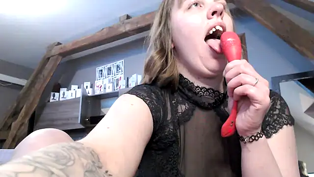 Snapshot of MissGirly chatting on 02/21/25, 08:27 MissGirly online show from 02/21/25, 08:27