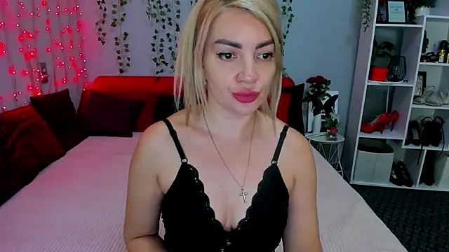 LunaBellucci online show from 12/15/25, 09:13