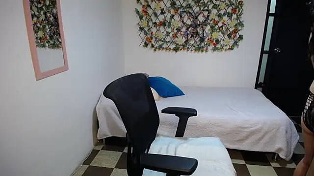 Sofi 5249  online show from 03/14/25, 12:10