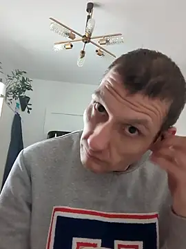 Snapshot of maciej chatting on 12/14/25, 12:10 maciej online show from 12/14/25, 12:10