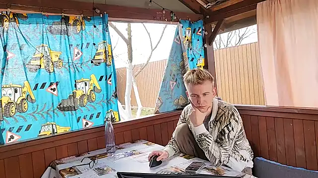 Snapshot of Vuitton chatting on 03/27/26, 09:42 Vuitton online show from 03/27/26, 09:42