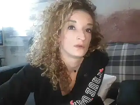 Snapshot of AshleyRain chatting on 12/15/25, 05:44 AshleyRain online show from 12/15/25, 05:44