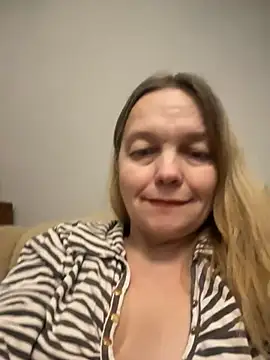 Snapshot of Susanel chatting on 01/07/25, 04:37 Susanel online show from 01/07/25, 04:37