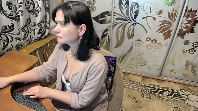 Snapshot of EVILENSA chatting on 12/27/24, 04:54 EVILENSA online show from 12/27/24, 04:54