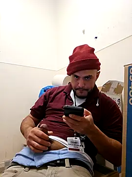 Snapshot of gardy8585 chatting on 11/26/25, 01:45 gardy8585 online show from 11/26/25, 01:45