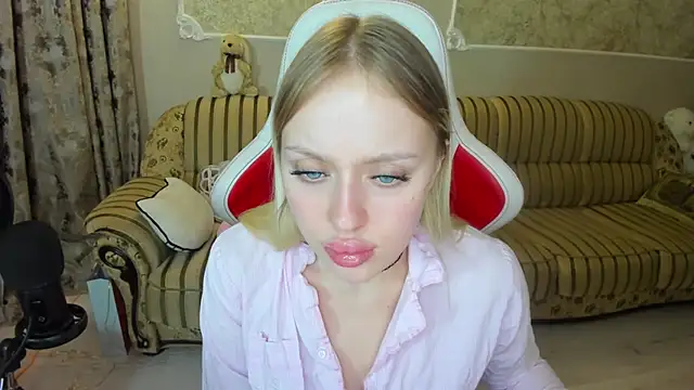 Snapshot of ElinOceanX chatting on 12/08/24, 03:02 ElinOceanX online show from 12/08/24, 03:02