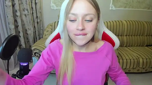 Snapshot of ElinOceanX chatting on 12/15/24, 06:59 ElinOceanX online show from 12/15/24, 06:59