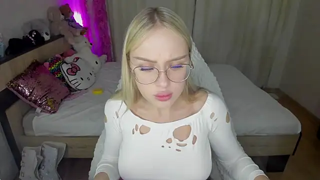 Snapshot of ElinOceanX chatting on 10/01/25, 04:13 ElinOceanX online show from 10/01/25, 04:13