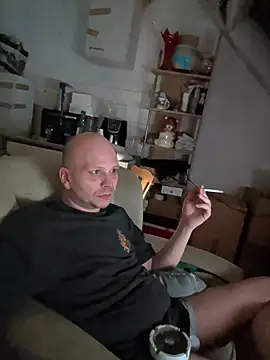 Snapshot of hardcap chatting on 11/28/25, 01:19 hardcap online show from 11/28/25, 01:19