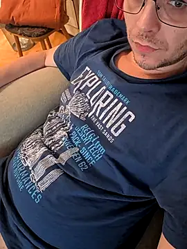 Snapshot of hardcap chatting on 12/15/25, 05:17 hardcap online show from 12/15/25, 05:17