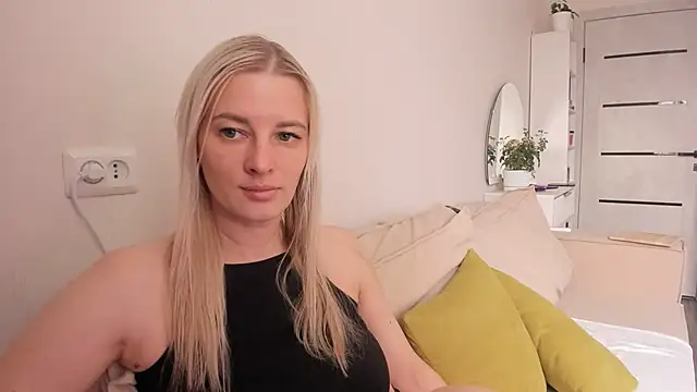 Snapshot of HILT_ON chatting on 10/21/25, 04:57 HILT ON online show from 10/21/25, 04:57