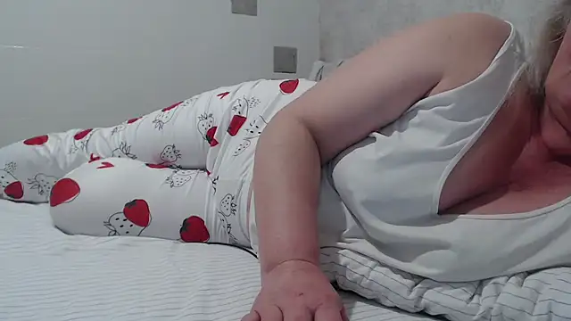 Snapshot of Miss_Night21 chatting on 02/26/25, 05:39 Miss Night21 online show from 02/26/25, 05:39