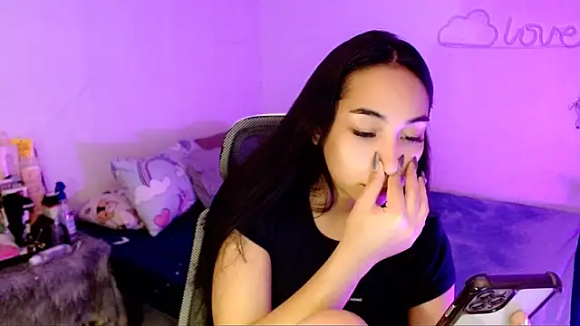 Snapshot of SweetLilly_18 chatting on 12/18/25, 03:45 SweetLilly 18 online show from 12/18/25, 03:45