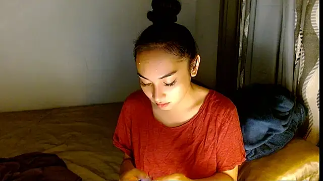 Snapshot of SweetLilly_18 chatting on 03/03/26, 03:01 SweetLilly 18 online show from 03/03/26, 03:01