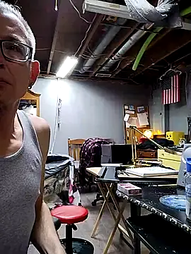 Snapshot of jjdirty6996 chatting on 12/15/25, 06:06 jjdirty6996 online show from 12/15/25, 06:06