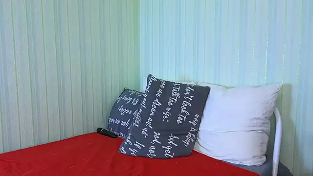 Snapshot of _Lily_ chatting on 12/25/24, 11:22  Lily  online show from 12/25/24, 11:22