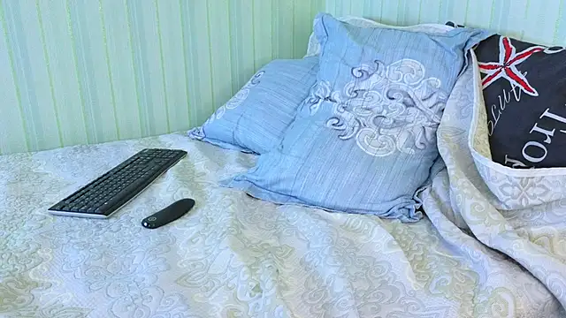 Snapshot of _Lily_ chatting on 01/30/25, 12:37  Lily  online show from 01/30/25, 12:37