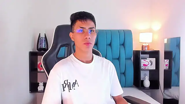 Snapshot of AlanNaughty chatting on 01/24/25, 11:04 AlanNaughty online show from 01/24/25, 11:04