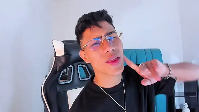 Snapshot of AlanNaughty chatting on 02/06/25, 08:56 AlanNaughty online show from 02/06/25, 08:56