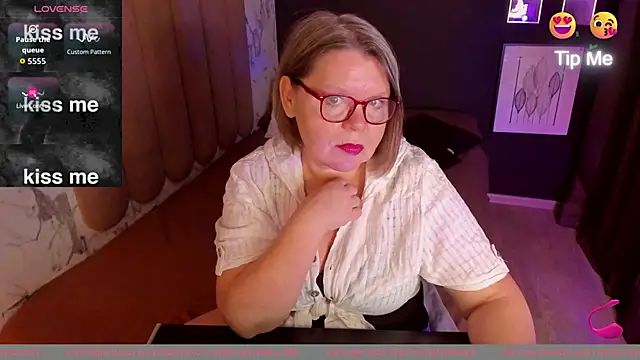 Snapshot of Shannonshine chatting on 10/11/25, 05:39 Shannonshine online show from 10/11/25, 05:39