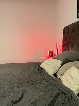 Snapshot of EllaMae chatting on 11/01/25, 08:11 EllaMae online show from 11/01/25, 08:11