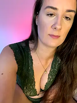 Snapshot of EllaMae chatting on 11/16/25, 02:22 EllaMae online show from 11/16/25, 02:22