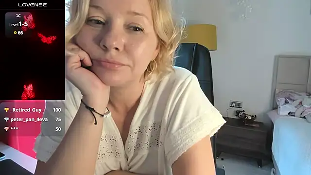 Snapshot of Colette__1977 chatting on 03/13/25, 09:32 Colette 1977 online show from 03/13/25, 09:32