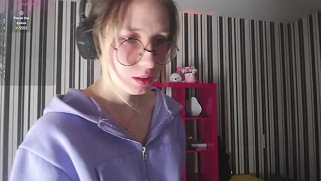 Snapshot of _Hanna_Moon_ chatting on 12/16/24, 08:20  Hanna Moon  online show from 12/16/24, 08:20