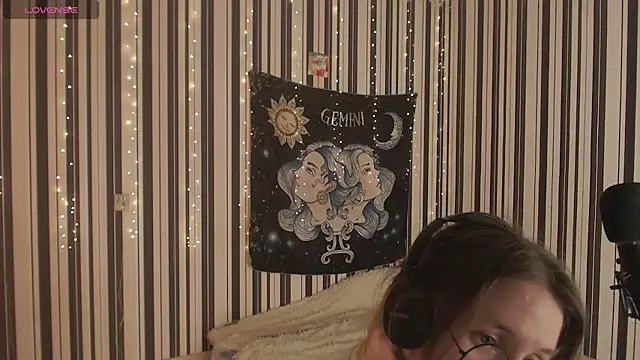 Snapshot of _Hanna_Moon_ chatting on 10/07/25, 06:27  Hanna Moon  online show from 10/07/25, 06:27