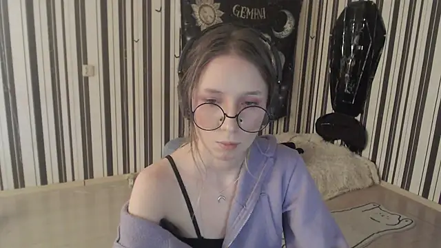 Hanna Moon  online show from 11/04/25, 12:15