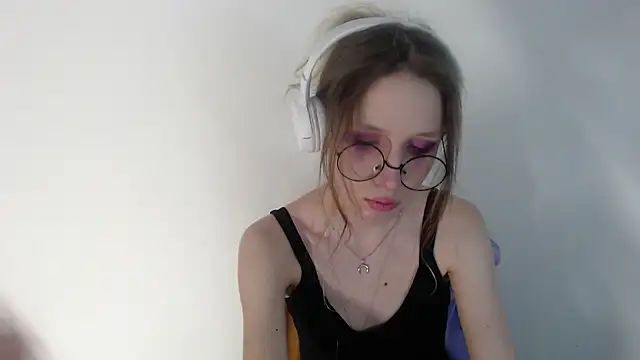 Snapshot of _Hanna_Moon_ chatting on 04/17/26, 11:24 Hanna Moon online show from 04/17/26, 11:24