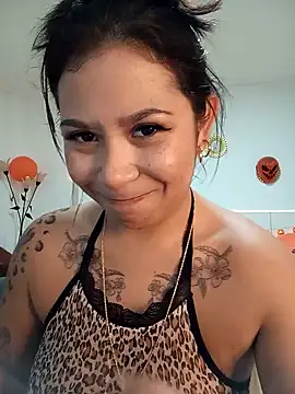 Snapshot of little_susie chatting on 10/28/25, 09:13 little susie online show from 10/28/25, 09:13