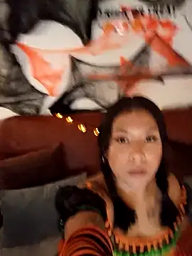 Snapshot of little_susie chatting on 10/31/25, 09:21 little susie online show from 10/31/25, 09:21