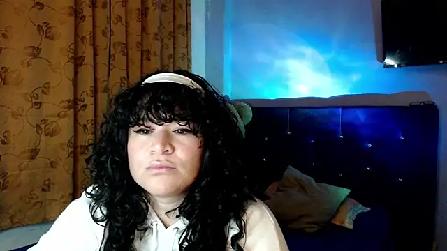 ANGELIQUE KLANE online show from 10/28/25, 05:44