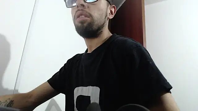 Snapshot of fvckolombianguyy chatting on 02/09/25, 02:38 fvckolombianguyy online show from 02/09/25, 02:38