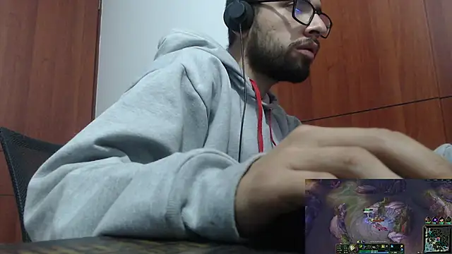 Snapshot of fvckolombianguyy chatting on 02/18/25, 04:37 fvckolombianguyy online show from 02/18/25, 04:37